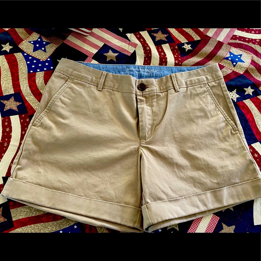 Like new Banana Republic City Chino cuffed shorts, size 6.
